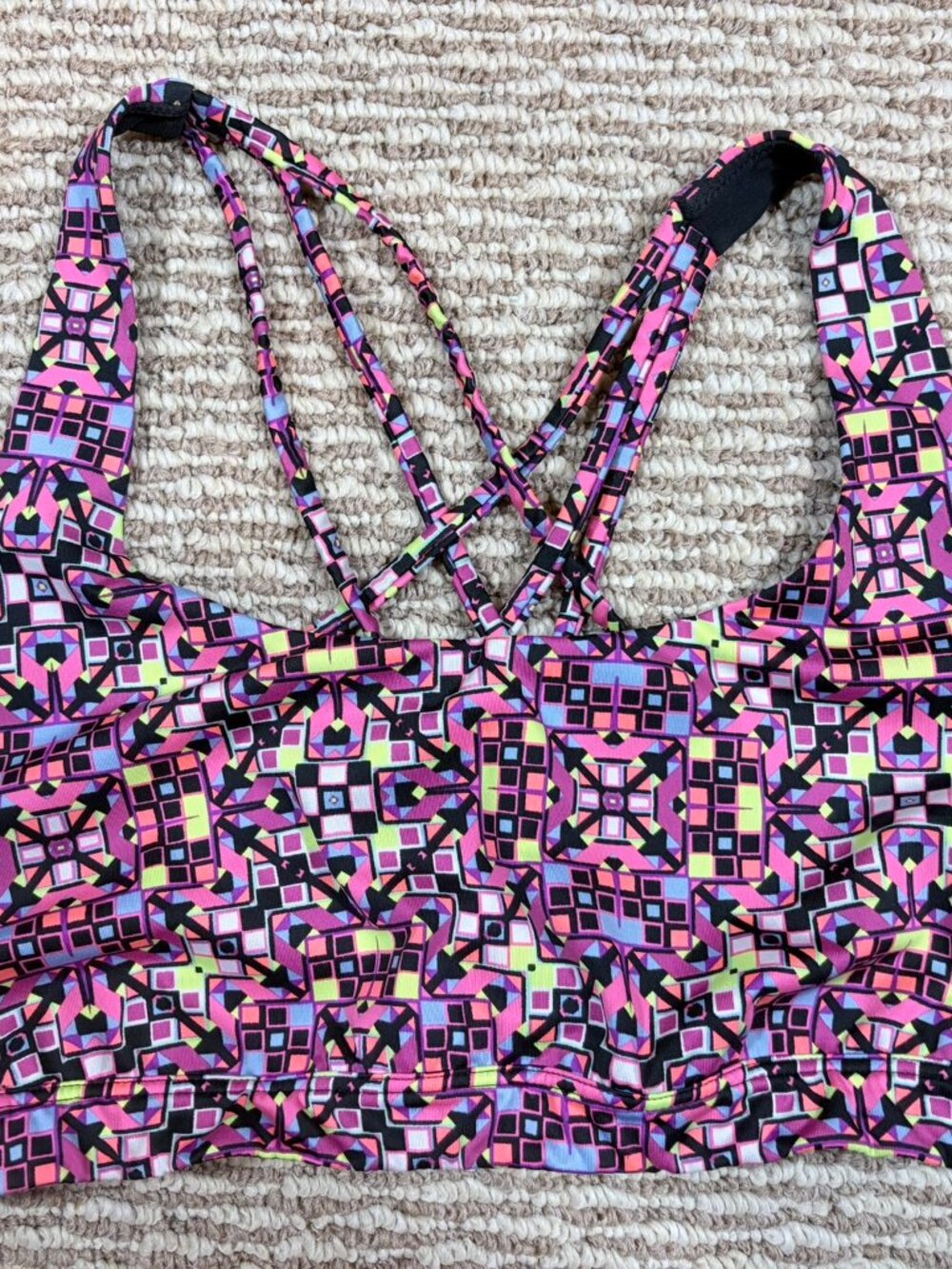 #5 Victoria’s Secret Sport Strappy Geometric Sports Bra Pink Black, Size M